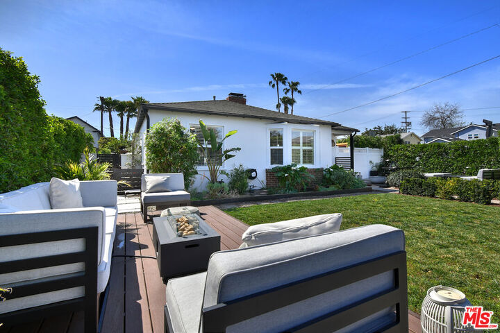 Property Photo: 14418 Collins St CA 91401