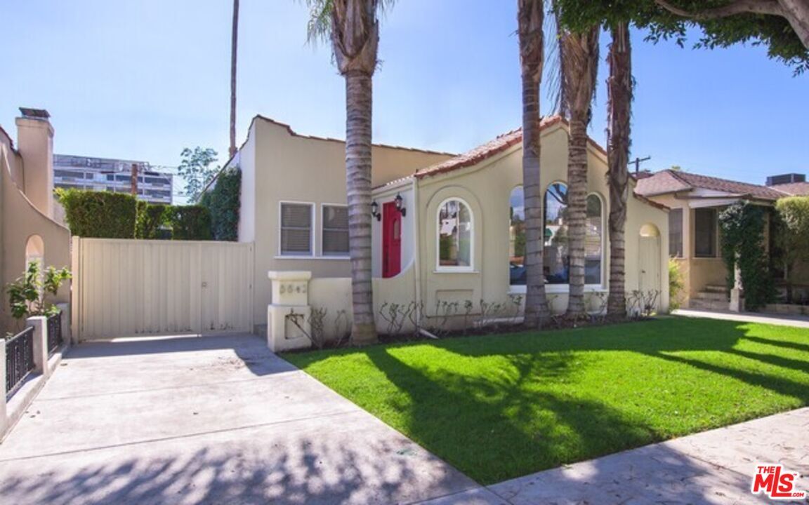 Property Photo: 8842 Dorrington Ave CA 90048