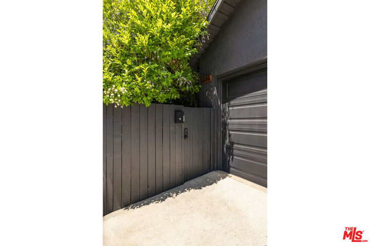 Property Photo: 1432 El Paso Dr CA 90065