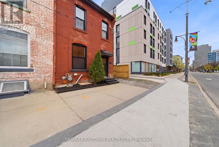 Property Photo:  116 Bay Street North  ON L8R 2P4 