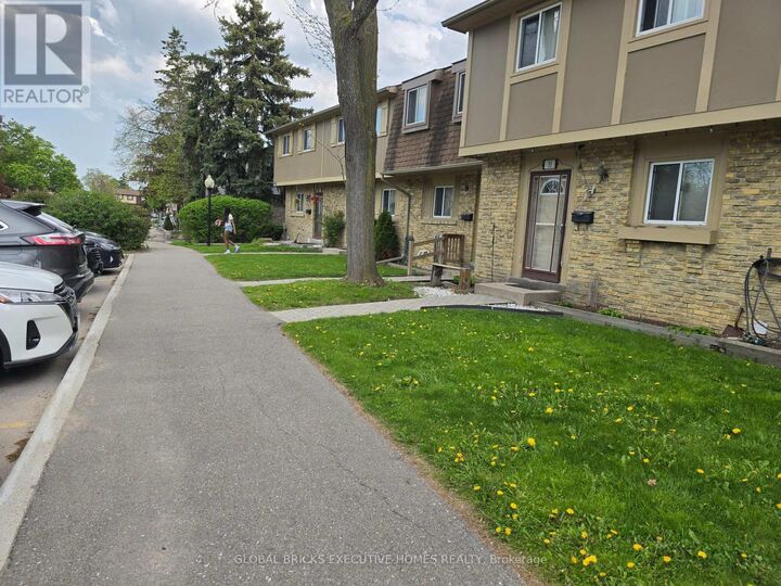 Property Photo:  57 Hansen Road North 34  ON L6V 3C6 