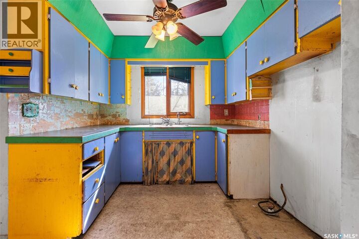 Property Photo:  137 Garnet Street  SK S4R 3R9 