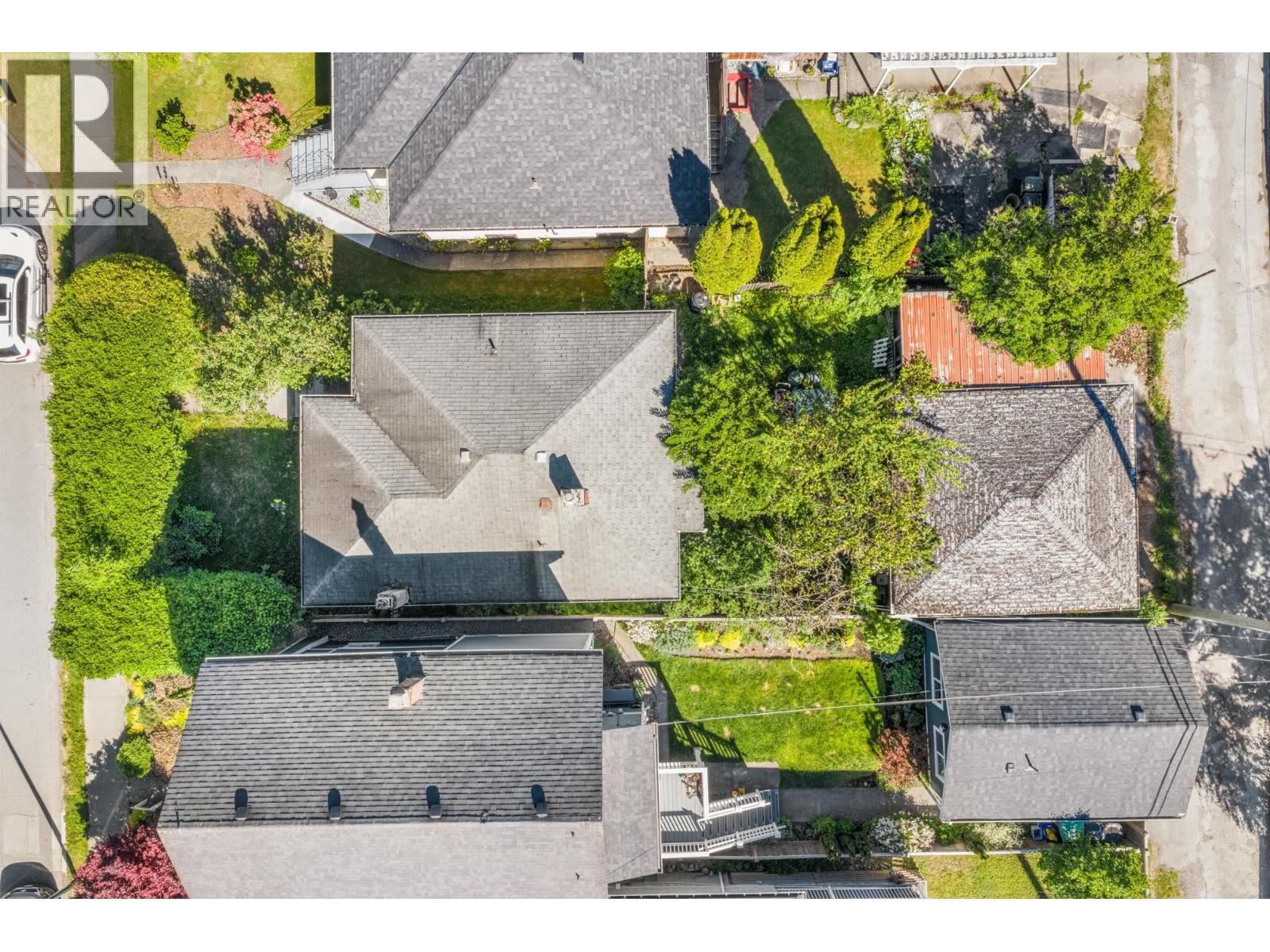 Property Photo:  880 East 33rd Avenue  BC V5V 3A5 