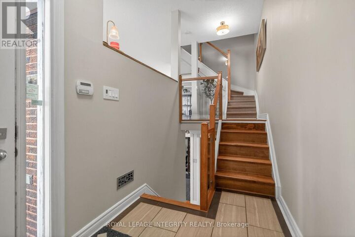 Property Photo:  24 Westcliffe Road  ON K2H 7X4 