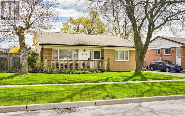 Property Photo: 919 Bayview Avenue ON L1N 1E2