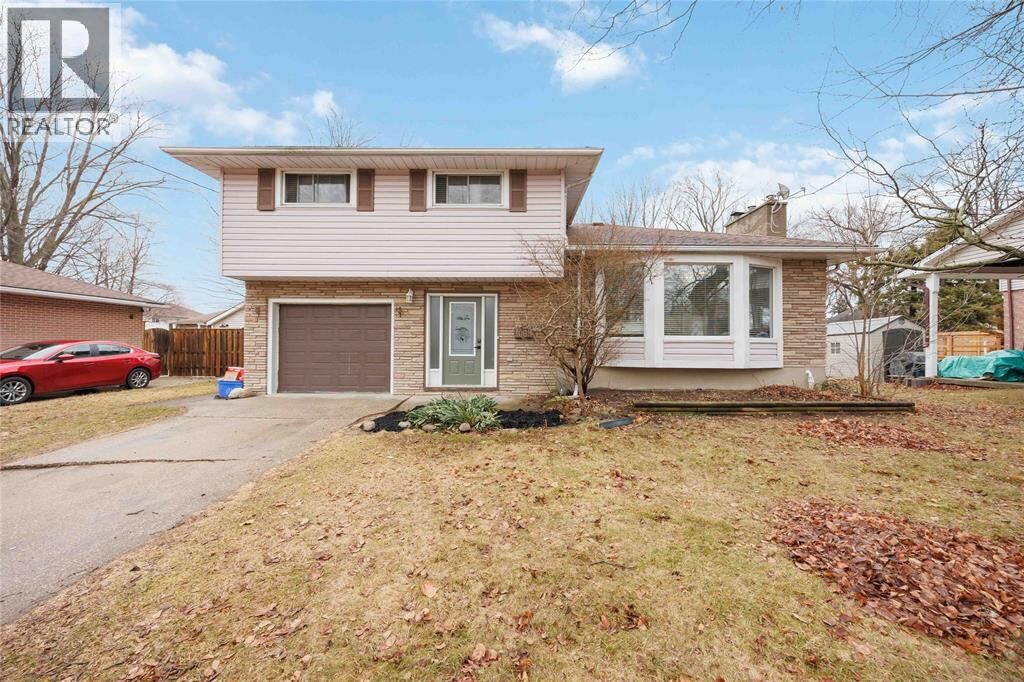 Property Photo: 1068 Fairlane Avenue ON N7S 3J8