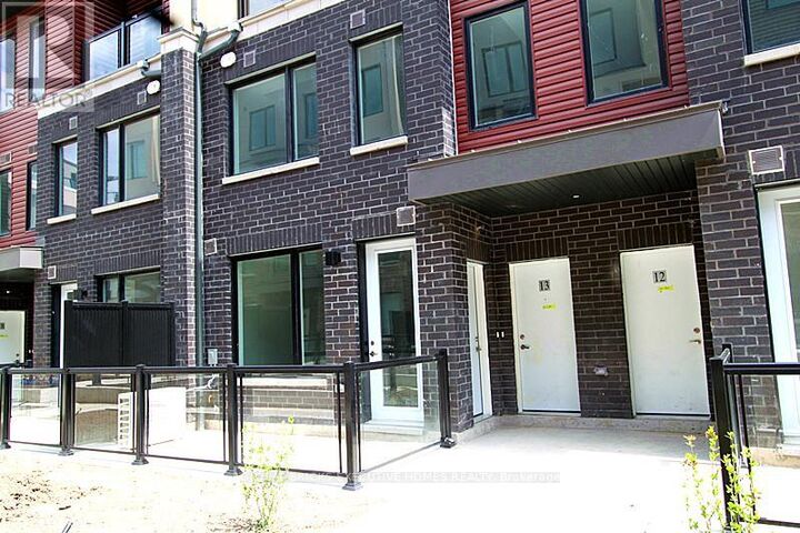 Property Photo: 3546 Colonial Drive 14 ON L5L 0C1