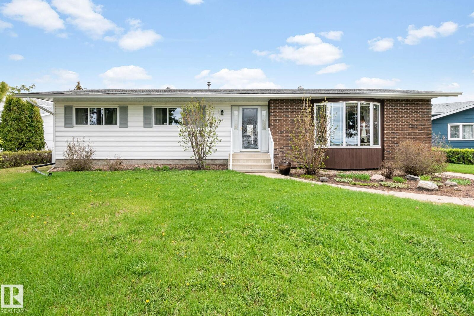 Property Photo:  4611 Lakeshore Drive  AB T9N 1P9 