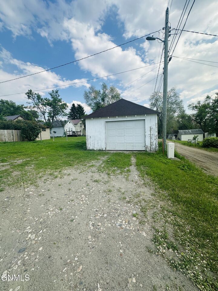 Property Photo:  202 8th Avenue SE  ND 58401 
