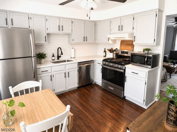 Property Photo:  606 Wedgewood Circle  NJ 08822 