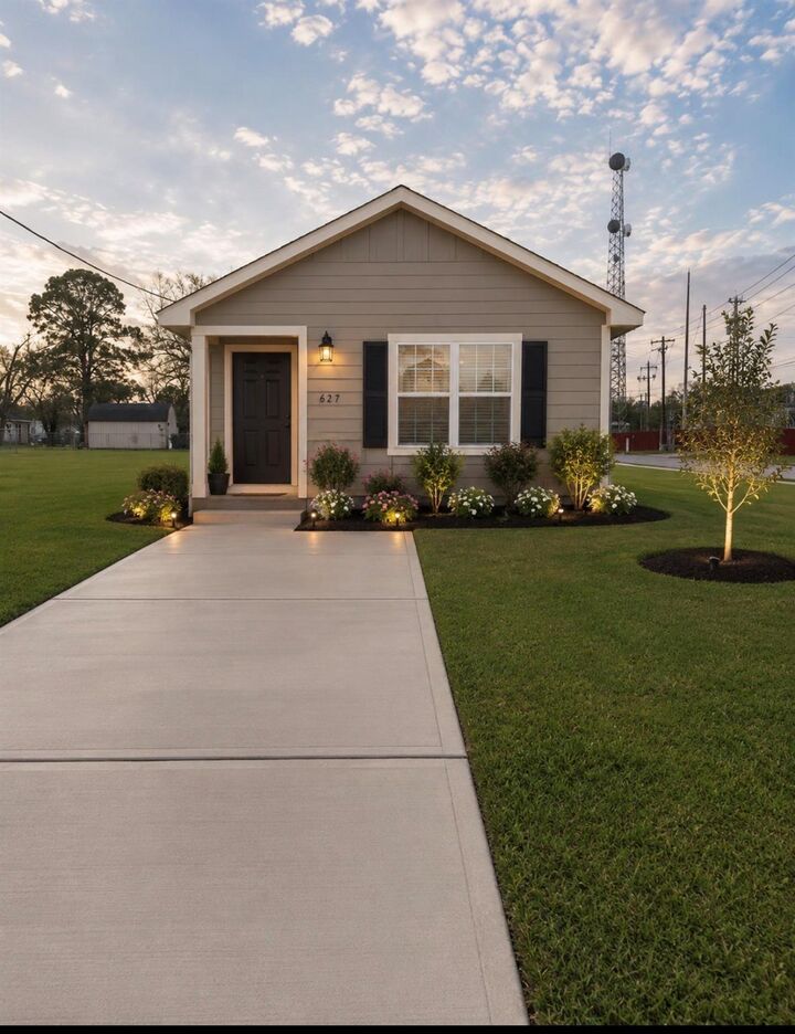 Property Photo:  627 W Live Oak Street  TX 77515 