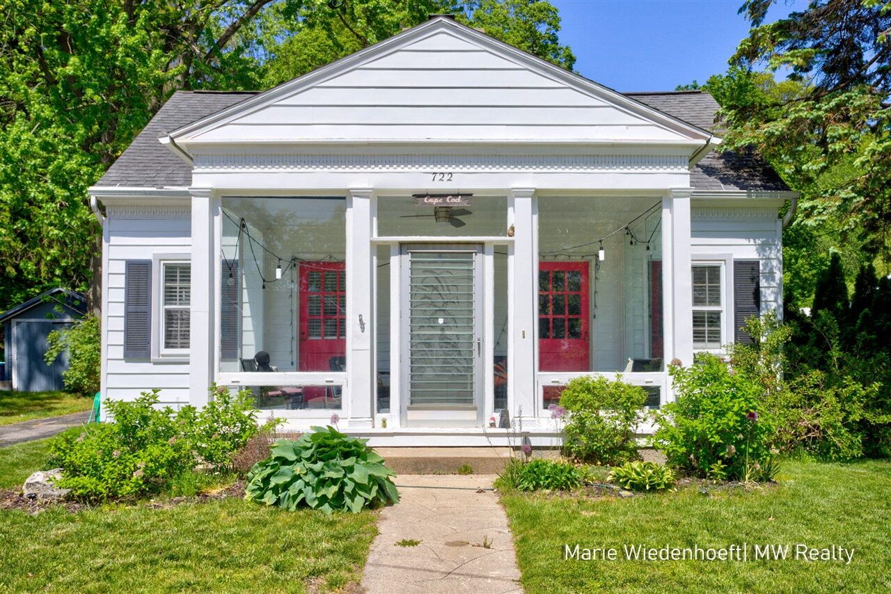 Property Photo:  722 Lake Street  MI 49453-9435 