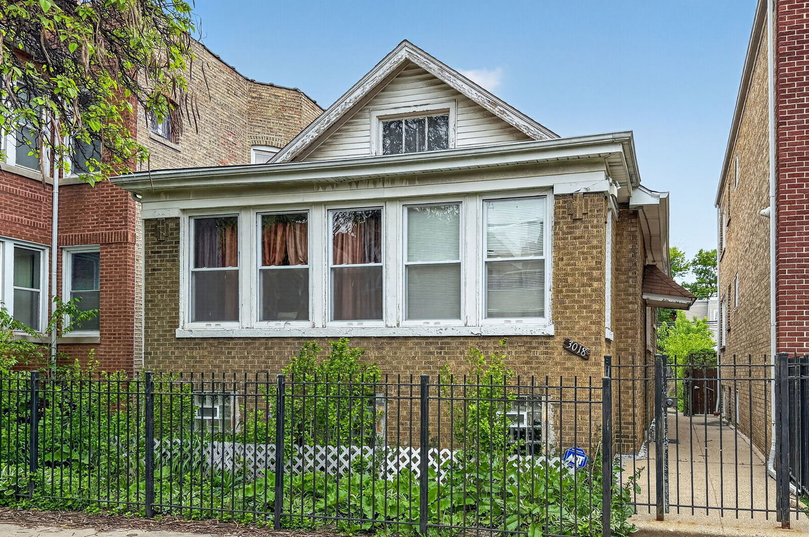 Property Photo: 3018 W Gunnison Street IL 60625