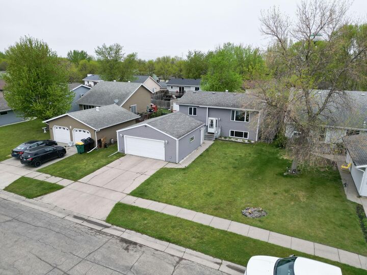 Property Photo: 1918 5 Avenue E ND 58078