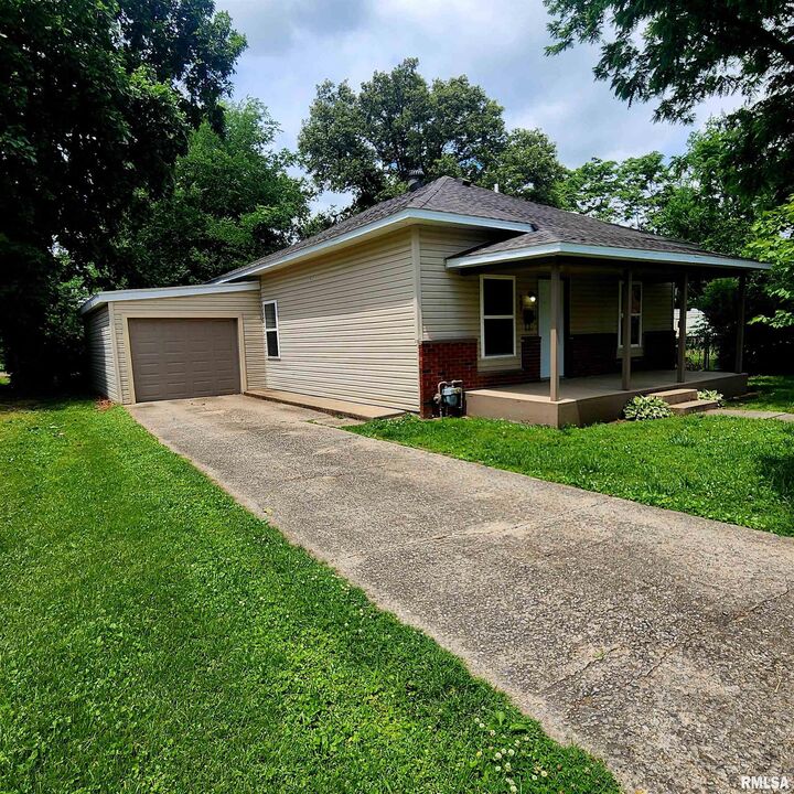 Property Photo:  404 N Van Buren Street  IL 62896 