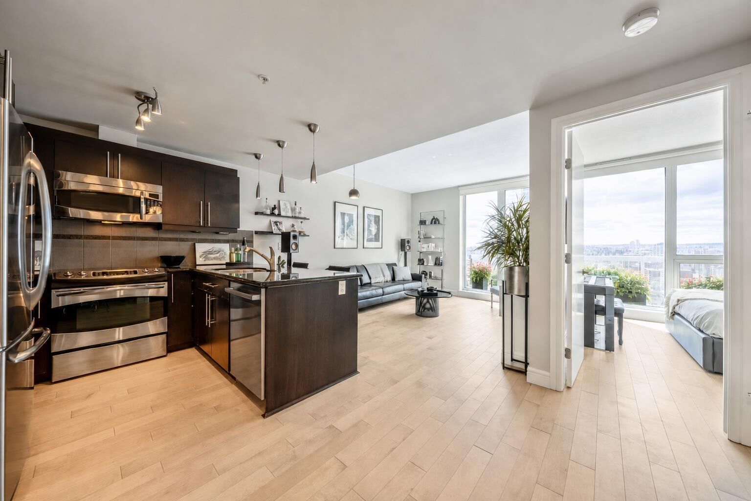 Property Photo: 817 15 Avenue SW 1806 AB T2R 0H8