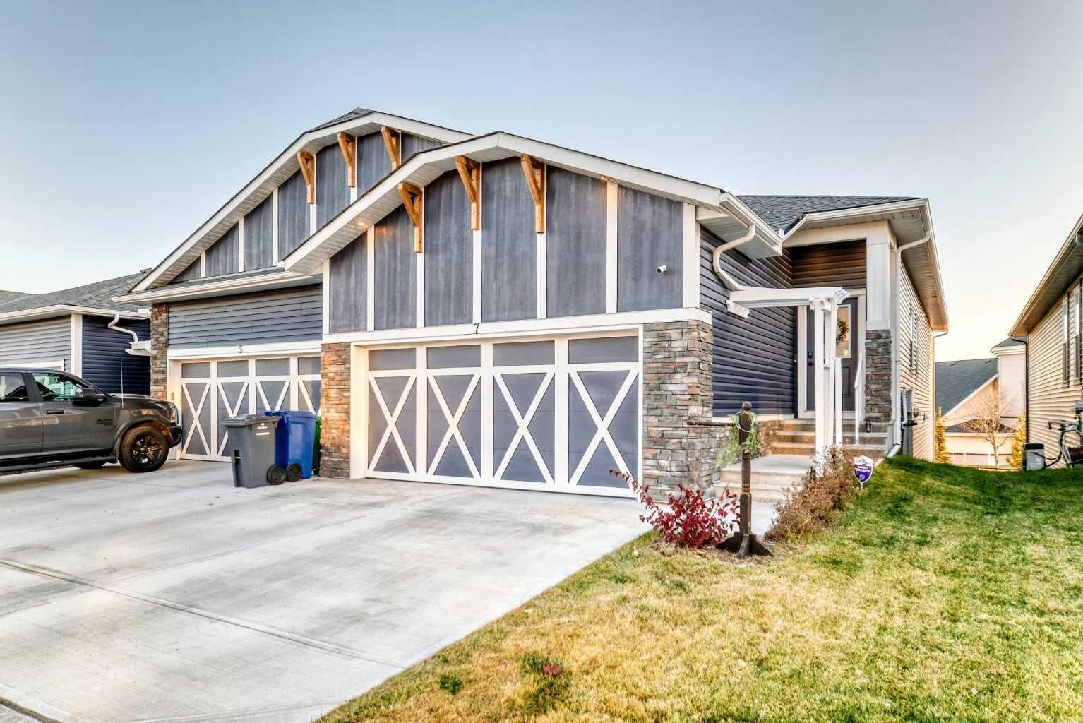 Property Photo:  7 Wolf Crescent  AB T1S 5V1 
