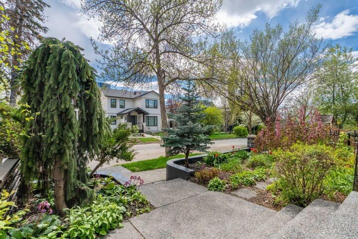 216 4 Avenue NE — photo 1