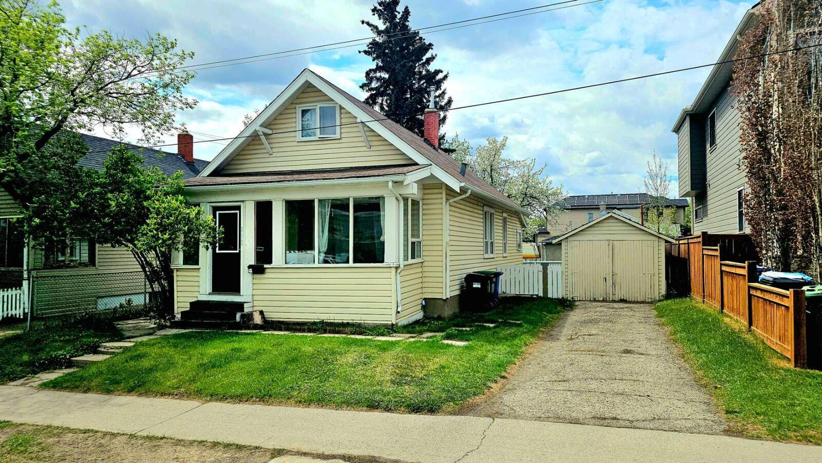 Property Photo: 2115 10 Street NW AB T2N 0Z4