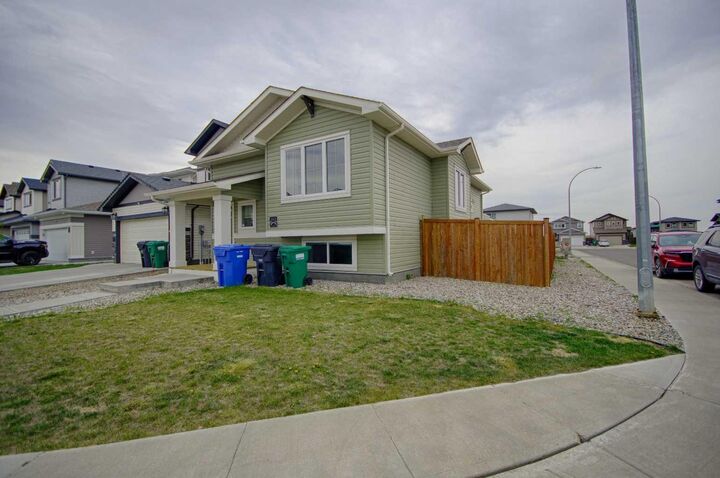 Property Photo:  643 Moonlight Lane W  AB T1J 5M1 