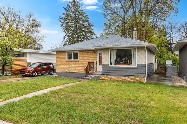 Property Photo:  549 2 Street NE  AB T1A 6K2 
