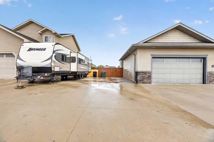 Property Photo:  5 Vera Close  AB T4H 0C3 