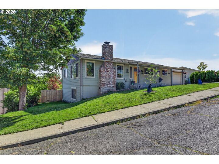 Property Photo: 713 E 21st Pl OR 97058
