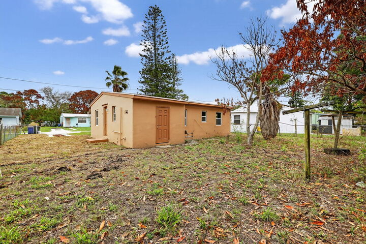 Property Photo:  405 N 22nd Street  FL 34950 