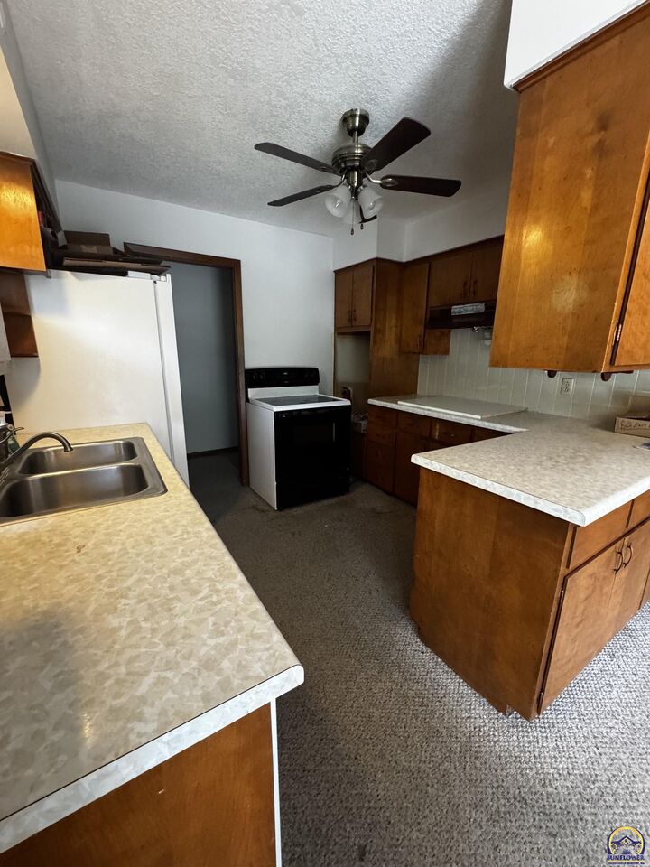 Property Photo:  1602 E 9th Ave  KS 66801 