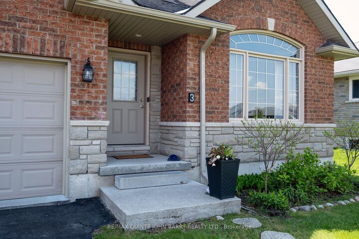Property Photo: 3 Spencer Court ON K8V 6X7