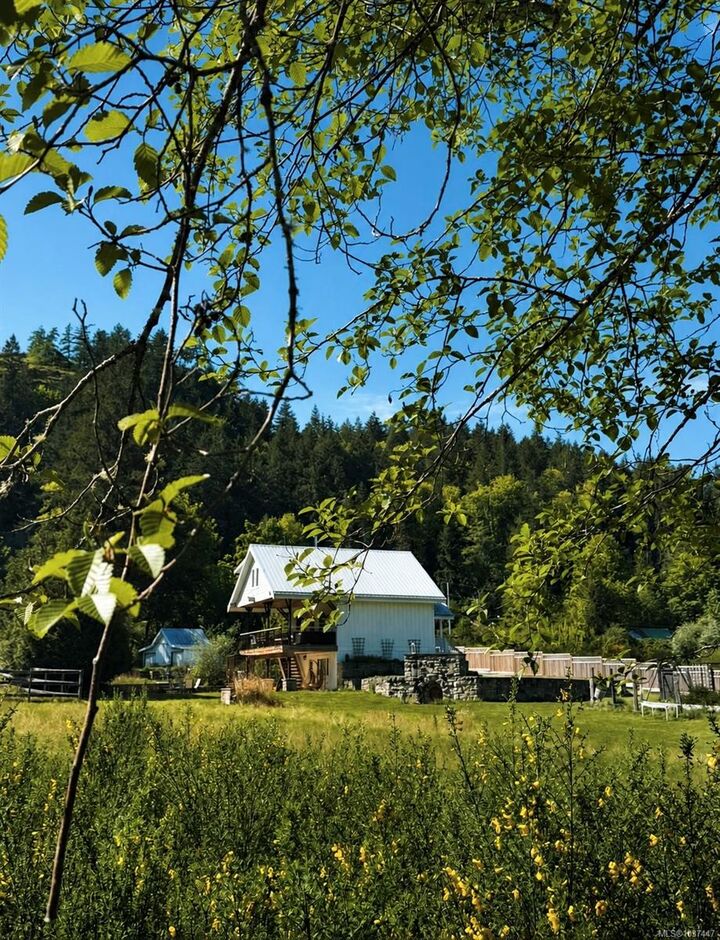 Property Photo: 1502 Fulford-Ganges Rd BC V8K 2A2