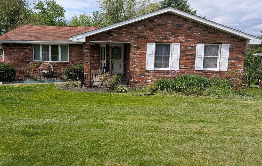 Property Photo:  211 Laddie  PA 15301 