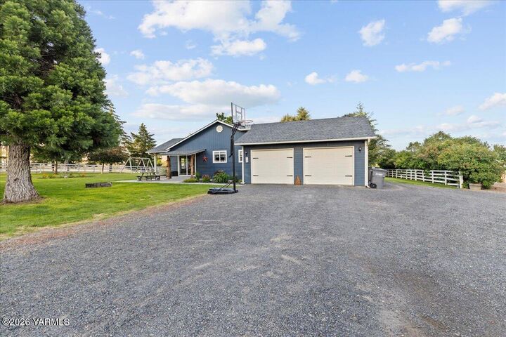 Property Photo:  120 W Huntzinger Rd  WA 98942 