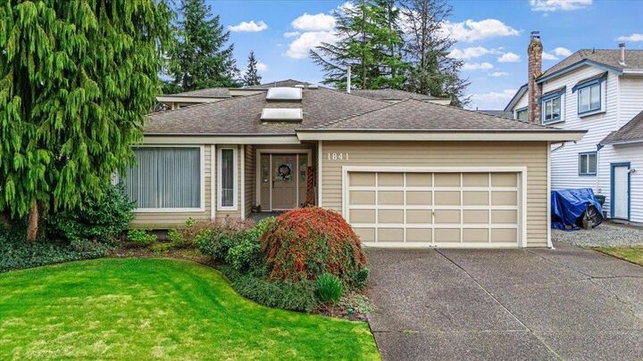 1841 Walnut Crescent — photo 1