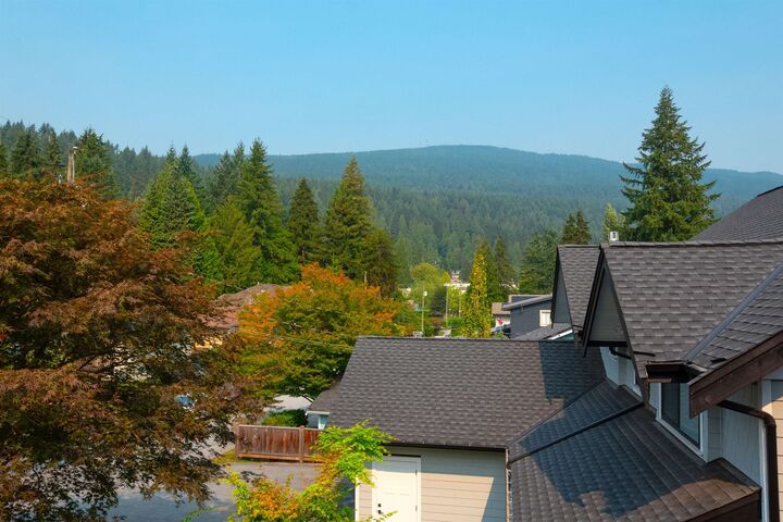 Photo de la propriété:  1930 Panorama Drive  BC V7G 1V1 