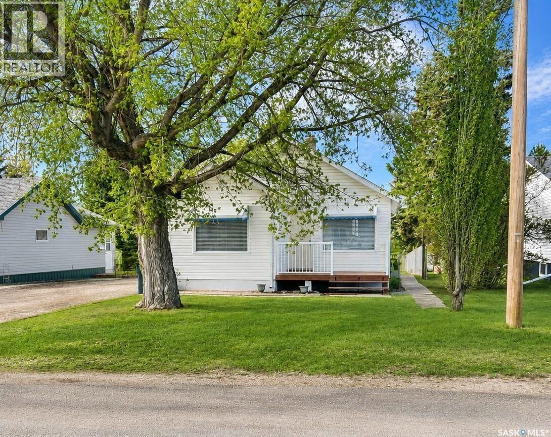 Property Photo: 208 4th Avenue W SK S0J 2E0