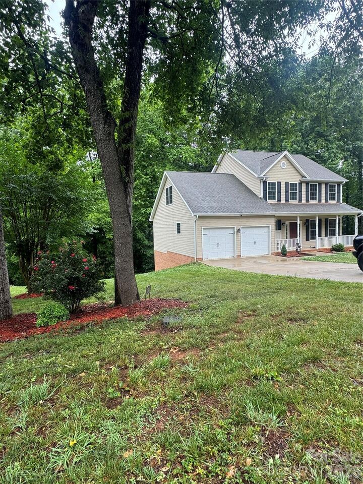 Property Photo: 190 Meadow Glen Drive NC 28166