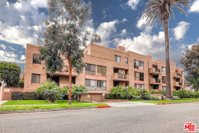 Property Photo:  235 S Tower Dr  CA 90211 