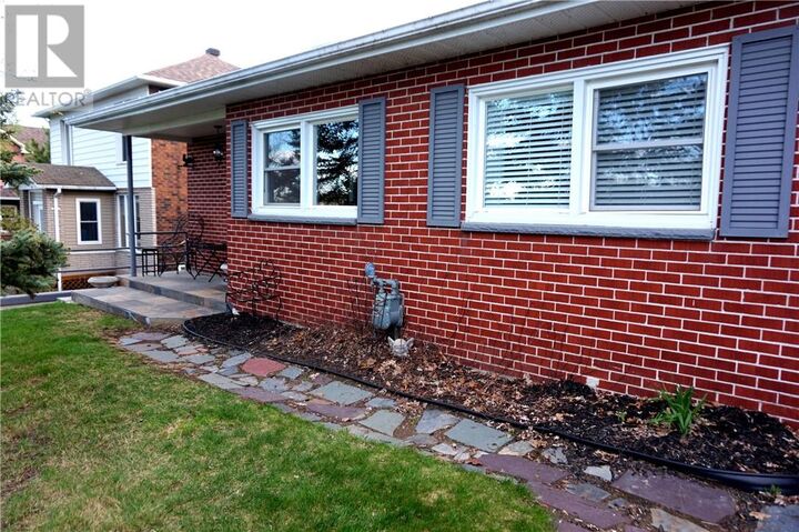 Property Photo:  85 Front Street  ON P3E 3K8 