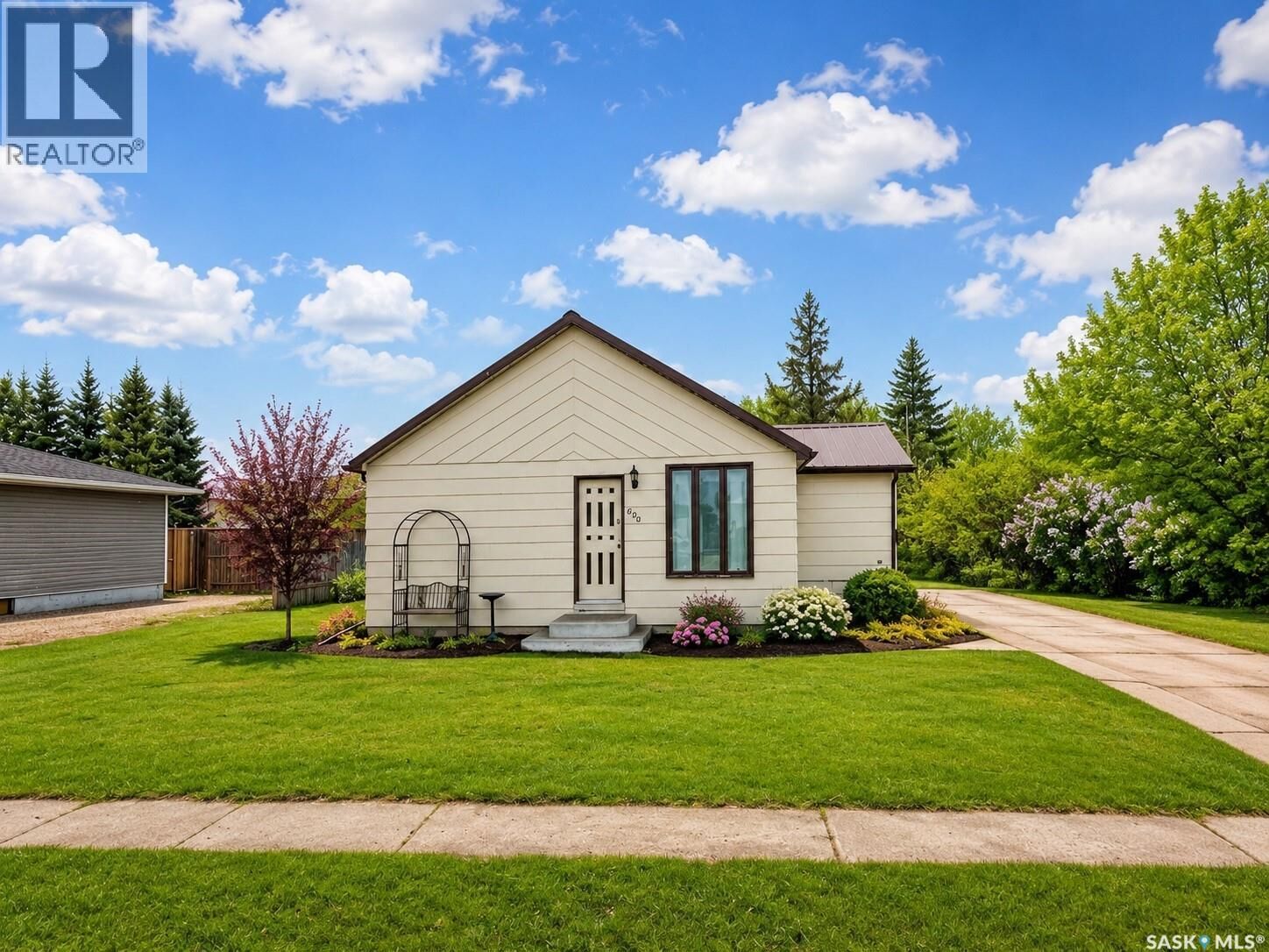 Property Photo: 620 2nd Avenue SK S0A 3J0