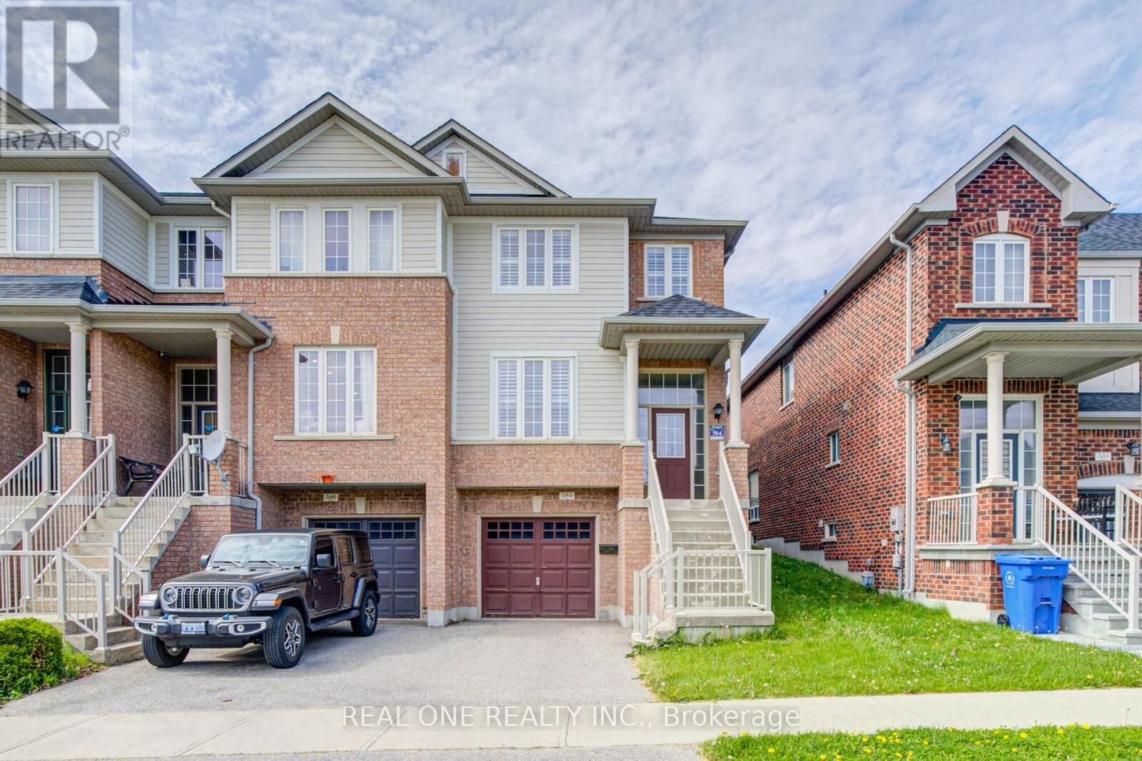 Property Photo:  584 Reeves Way Boulevard  ON L4A 0T3 