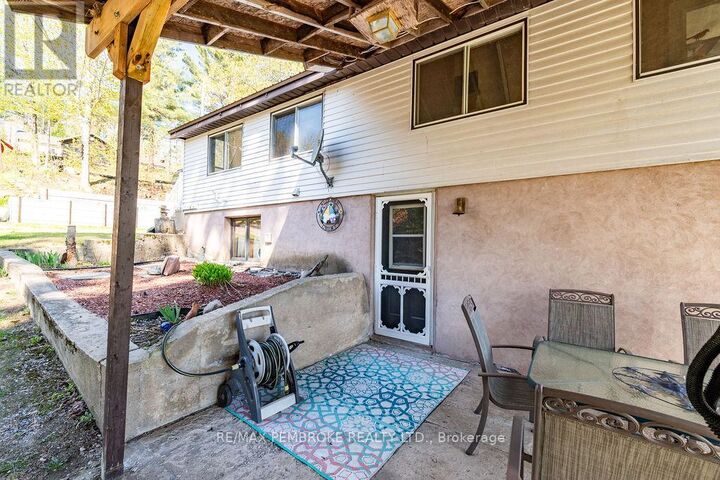 Property Photo:  634 Goldfinch Way  ON K0J 2K0 