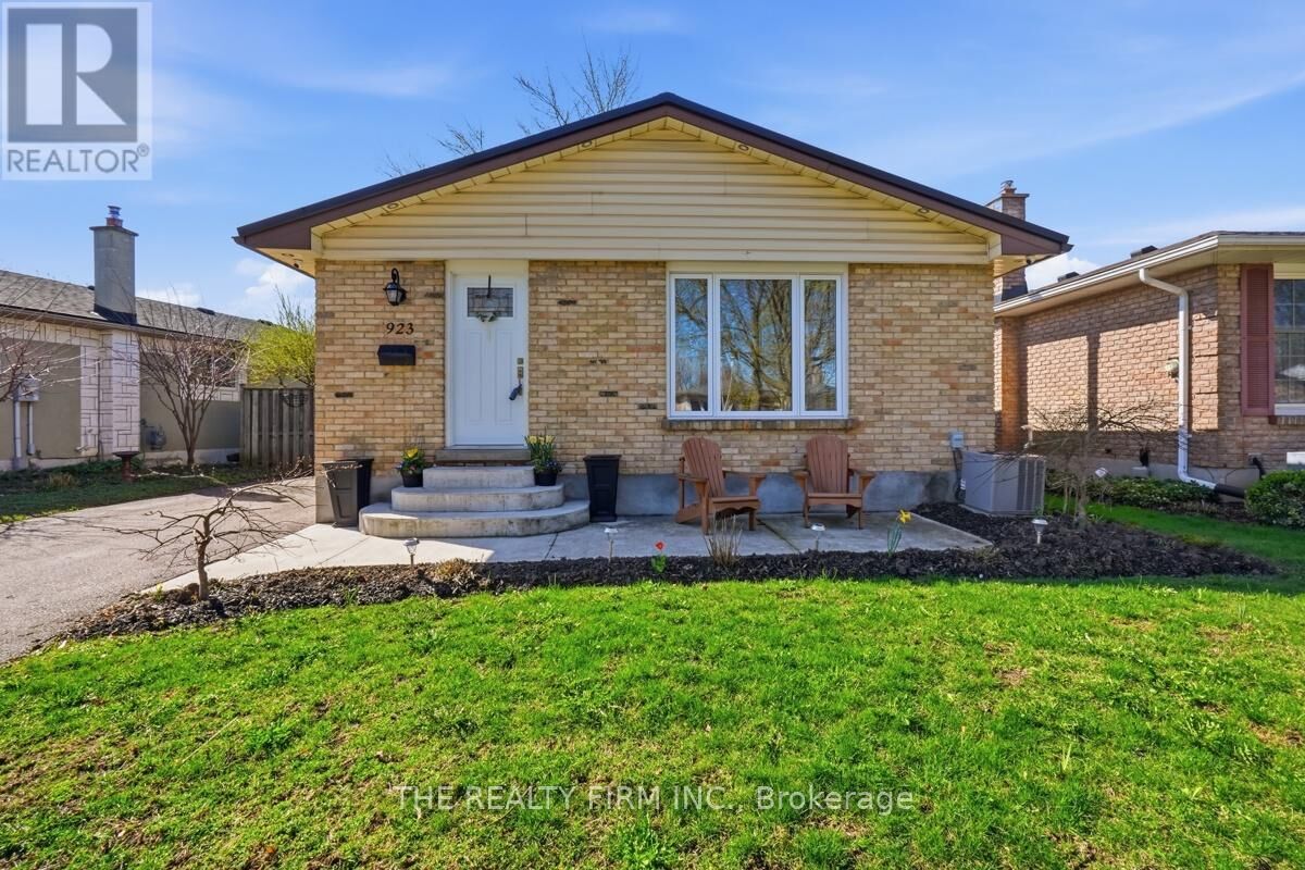 Property Photo: 923 Willow Lane ON N6E 1H4