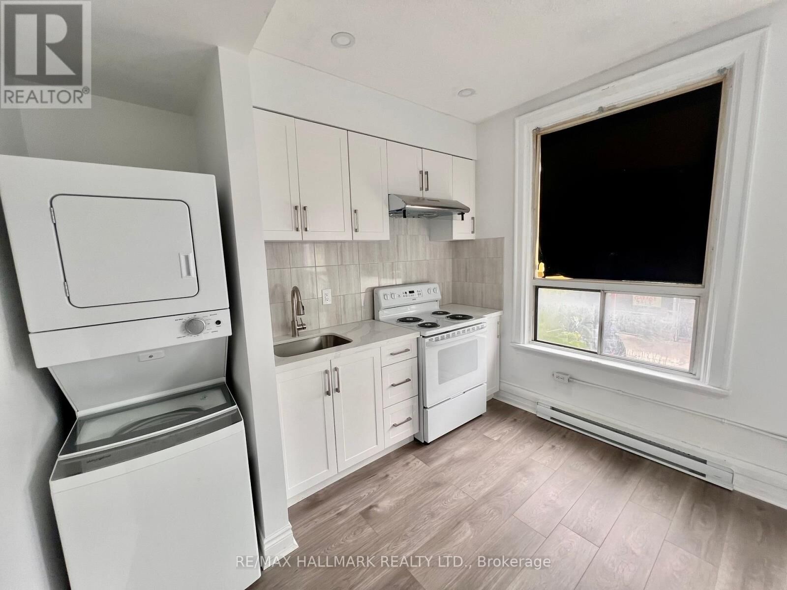 Property Photo:  454 Bloor Street West 1  ON M5S 1X8 