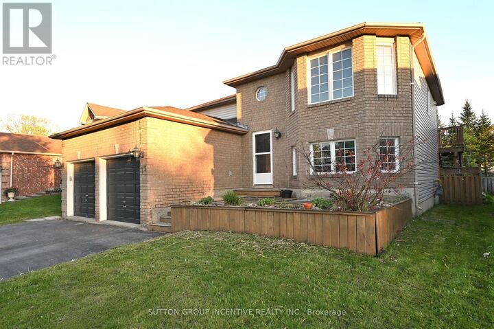 Property Photo:  39 Jones Drive Upper  ON L4M 6H7 