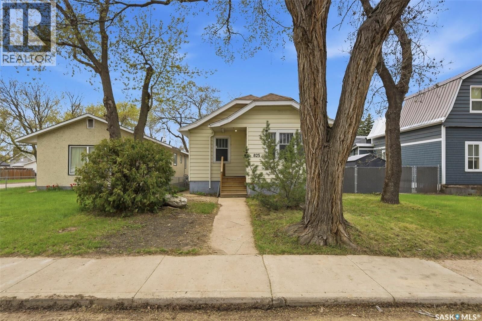 Property Photo:  825 L Avenue S  SK S7M 2H9 