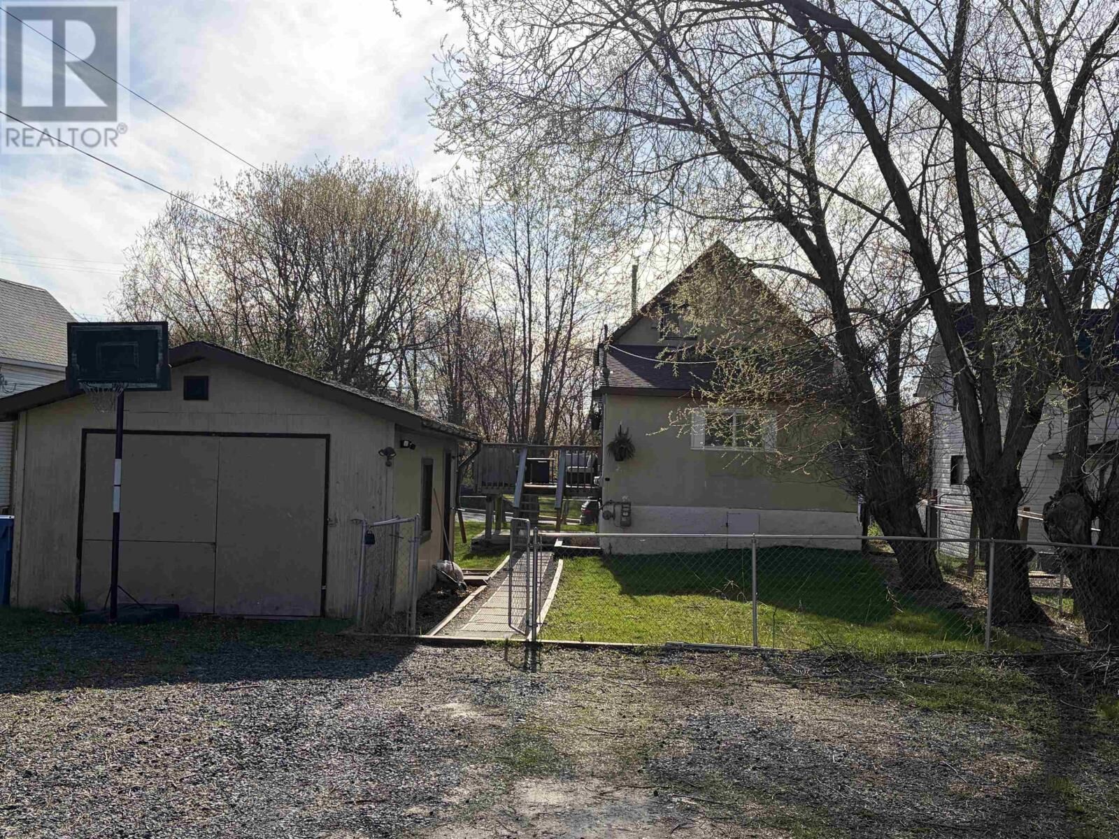 Property Photo:  827 Fourth Ave South  ON P9N 1Z9 