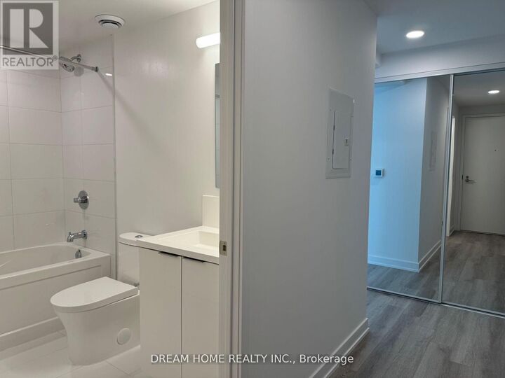 Property Photo:  238 Simcoe Street 1807  ON M5T 3B9 