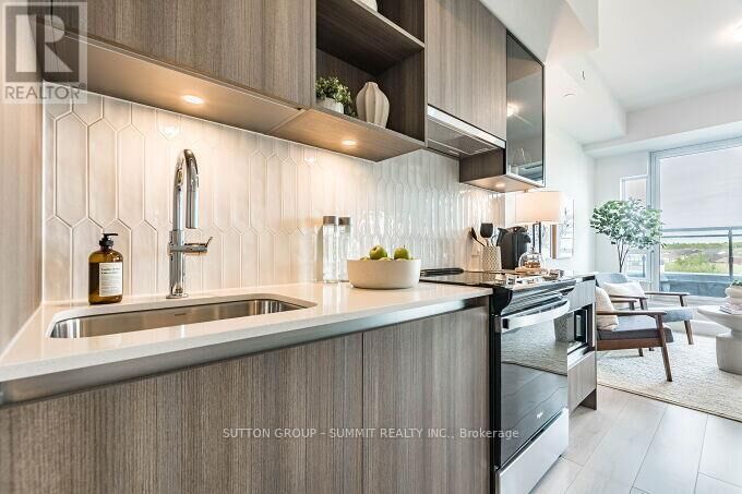 Property Photo:  395 Dundas Street West 504  ON L5M 5R8 