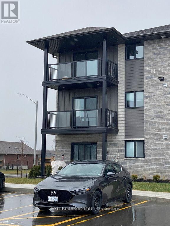 Property Photo:  30 Hillside Meadow Drive 301  ON K8V 0J7 